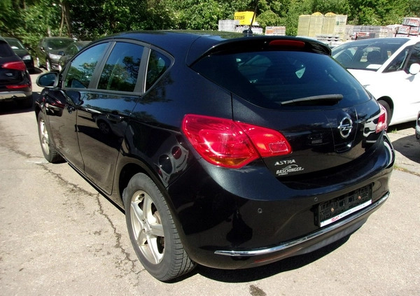 Opel Astra cena 29900 przebieg: 116660, rok produkcji 2014 z Andrychów małe 667